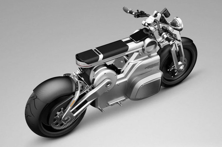 Khách hàng có thể lựa chọn mọi chất liệu và chi tiết điểm nhấn mà Curtiss cung cấp nhằm tạo nên một chiếc xe mang cá tính của riêng mình. Sức mạnh của Curtiss one đến từ bộ pin 399V có hệ thống làm mát riêng. Vỏ bọc bộ pin được làm bằng nhôm với nhiều cánh gió làm mát, đồng thời có thiết kế đặc biệt nhằm hấp thụ xung động trong trương hợp xảy ra va chạm nhằm bảo vệ bộ pin.