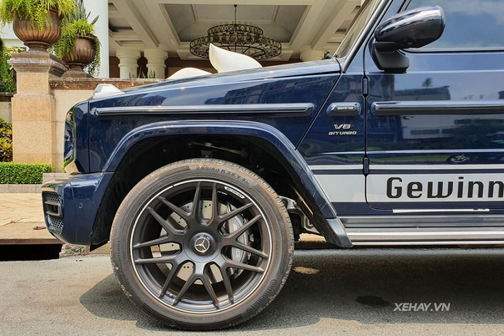 Đối với diện mạo bên ngoài, chúng ta chỉ có thể nhận ra Mercedes-AMG G63 Gewinner MBS 2020 nhờ vào logo MBS ở dưới đuôi xe cùng tem Gewinner bên hông, những phần còn lại của chiếc xe trông không khác G63 bản tiêu chuẩn là mấy.