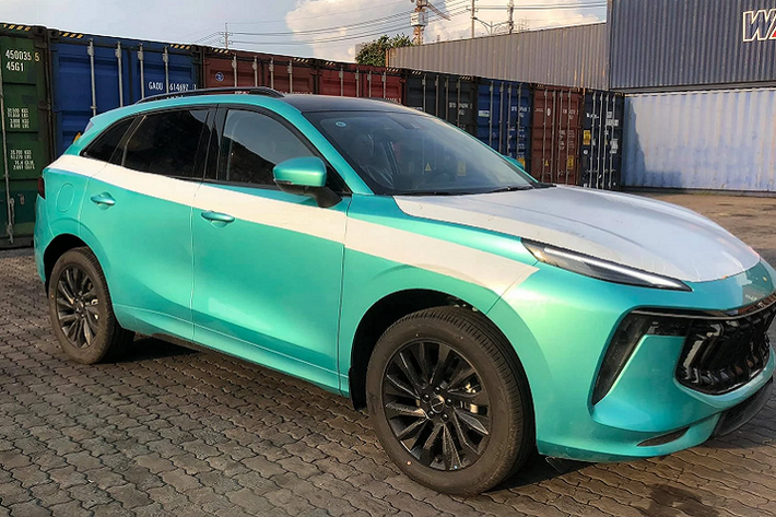 Dù cập bến Việt Nam trễ hơn dự kiến 1 tháng do tình hình dịch căng thẳng, Dongfeng T5 EVO của Trung Quốc vẫn là một cái tên rất có sức hút đối với một bộ phận người dùng xe tại Việt Nam. Bằng chứng là sau khi loạt ảnh T5 EVO cập cảng Việt Nam được chia sẻ trên mạng xã hội, đã có rất nhiều ý kiến bình luận về mẫu xe này.