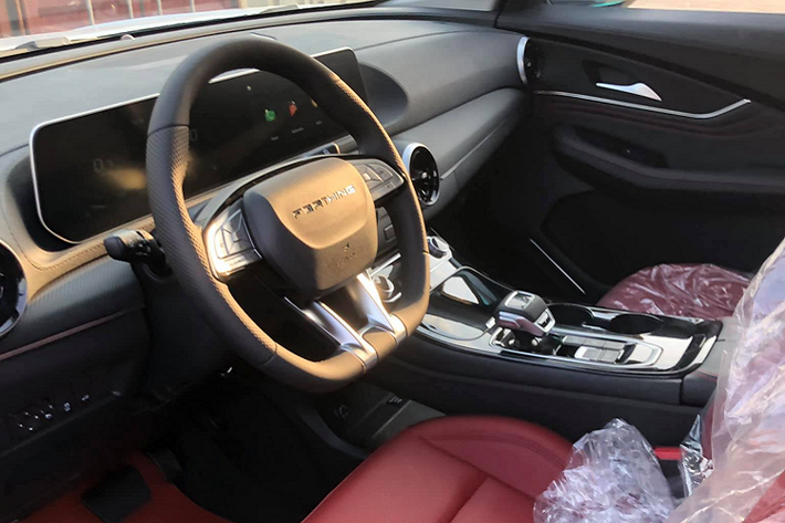 Mặc dù trước đó, Dongfeng T5 EVO được những người yêu dòng xe Trung Quốc tại Việt Nam đánh giá cao nhờ danh sách “đồ chơi” đầy ắp trên xe. Tuy nhiên lô T5 EVO về Việt Nam đã bị cắt bớt một vài tính năng như Tự động lùi chuồng và Cảm biến trước.