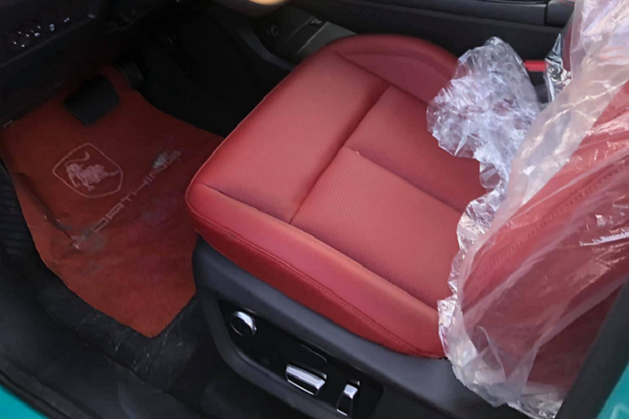 Dù tính năng Tự động lùi chuồng không mấy khi được sử dụng nhưng thiếu đi cảm biến trước sẽ khiến chủ xe phải độ thêm bên ngoài. Tính năng Kiểm soát hành trình thích ứng ACC vẫn được giữ lại.