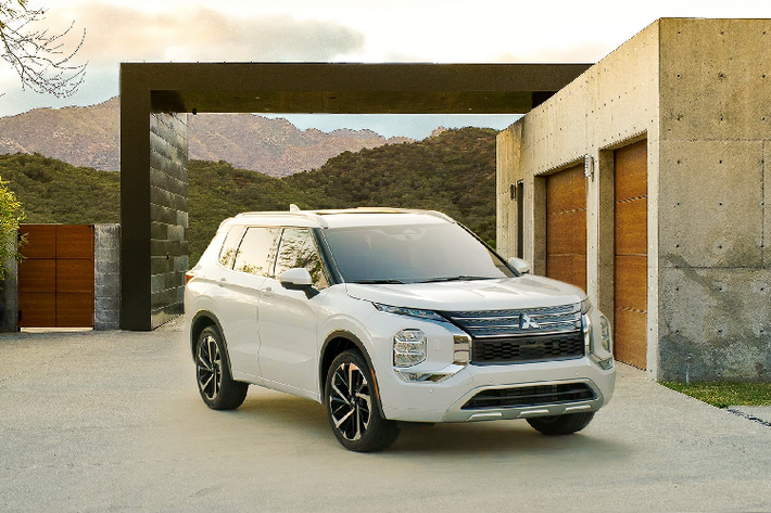 Mitsubishi Outlander 2021 mới là thế hệ thứ 4 của dòng xe này, mẫu SUV cỡ trung được hãng xe Nhật Bản thay đổi toàn diện về ngoại hình, thiết kế nội thất, tính năng tiện nghi và các tùy chọn động cơ mới.