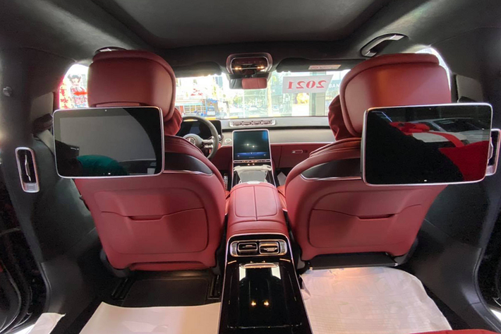 Khoang cabin của S-Class mới được lấy cảm hứng từ kiến trúc nội thất và các yếu tố thiết kế du thuyền. Màn hình cảm ứng 12,8 inch mới của S-Class 2021 là điểm nhấn thu hút sự chú ý đầu tiên của người dùng với kiểu dáng thiết kế như một chiếc máy tính bảng cỡ khủng, thay thế cho màn hình 10,3 inch của mẫu xe trước đó. Tương tự như mẫu SUV cỡ lớn Cadillac Escalade mới, màn hình thông tin giải trí của S-Class 2021 cũng được cung cấp công nghệ OLED cho đồ họa sắc nét hơn và màu sắc tự nhiên hơn trong khi lượng tiêu thụ năng lượng ít hơn 30% so với màn hình LCD thông thường.