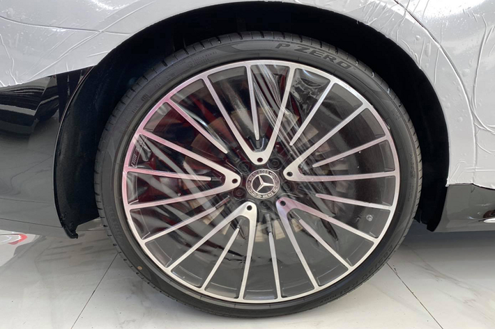 Bên cạnh đó, Trợ lý ảo điều khiển bằng giọng nói “Hey Mercedes” cũng được cải thiện và có khả năng đối thoại nhiều hơn. Một số hành động như nhận cuộc gọi đến hoặc hiển thị bản đồ giờ đây có thể được thực hiện ngay cả khi không cần từ khóa kích hoạt. Hiện tại, Trợ lý ảo điều khiển bằng giọng nói trên S-Class 2021 đã được hỗ trợ 27 ngôn ngữ với khả năng hiểu ngôn ngữ tự nhiên.