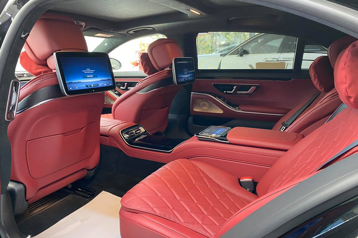 Về kích thước tổng thể, S-Class thế hệ mới dài hơn phiên bản tiền nhiệm tới 33 mm (ở phên bản trục cơ sở dài), rộng hơn 50 mm và cao hơn khoảng 10 mm. Để giữ cho tỷ lệ của S-Class cân đối hơn, Mercedes cũng nới thêm chiều dài cơ sở 50 mm, bánh trước 35,5 mm và bánh sau 50 mm. Vì vậy, S-Class 2021 vẫn duy trì được tỷ lệ thể thao vốn có, đồng thời mang đến một không gian cabin rộng rãi và thoải mái hơn.