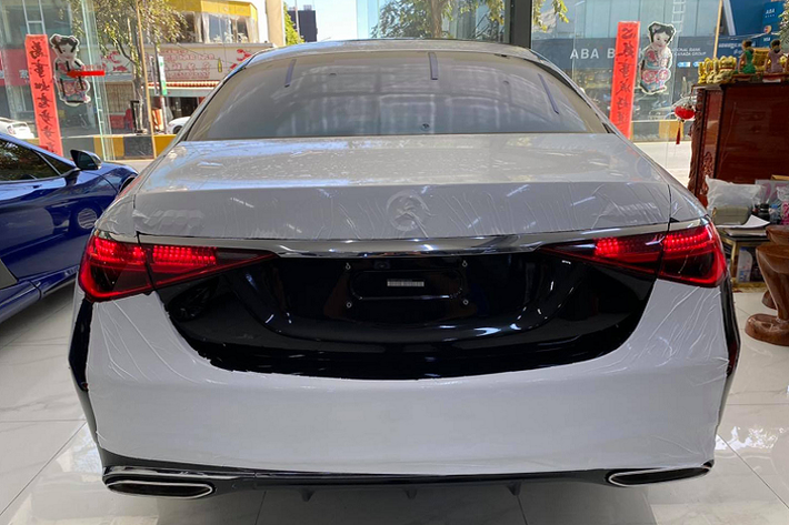 Tại Việt Nam, mẫu xe sang Mercedes-Benz S500 2021 cũng đã bắt đầu được các showroom tư nhân chào bán. Phiên bản này có giá dự kiến khoảng 7,5 tỷ đồng khi nhập đơn lẻ về Việt Nam, tương đương giá của một chiếc Maybach S450 4Matic đang bán chính hãng. Với đơn vị chính hãng, có lẽ phải một thời gian khá lâu nữa mới chính thức phân phối phiên bản hoàn toàn mới.