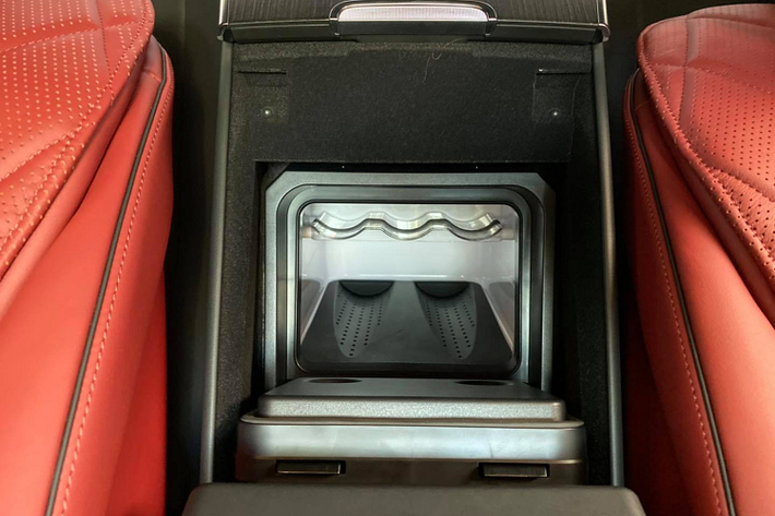 Tiếp theo là hai màn hình thông tin giải trí cho hàng ghế phía sau kích thước 11,6 inch và một máy tính bảng 7.0 inch có thể tháo rời ở bệ điều khiển trung tâm như một phần của gói trang bị Business Center Console. Chưa hết, mẫu sedan hạng sang này còn được trang bị hệ thống lọc không khí có tên Energizing Air Control có thể lọc được bụi mịn, phấn hoa và mùi mồ hôi. Bên cạnh đó, tương tự phiên bản tiền nhiệm, S-Class mới cũng được trang bị hệ thống Air Balance với bộ lọc không khí có chức năng ion hóa oxy và cung cấp 2 loại nước hoa đặc biệt.