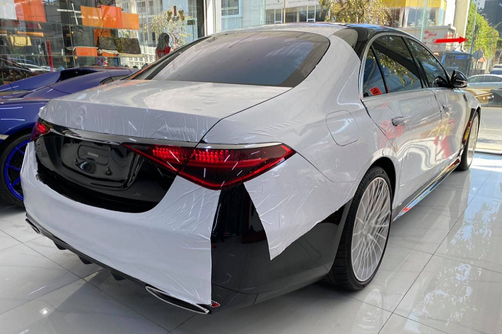 Mercedes-Benz S500 phiên bản cơ sở được trang bị động cơ 3.0L, 6 xi-lanh thẳng hàng cho công suất tối đa 362 hoặc 429 mã lực và mô-men xoắn cực đại 521 Nm. Phiên bản tiêu chuẩn này cũng được tích hợp công nghệ hybrid nhẹ 48-volt bổ sung thêm 21 mã lực và 250 Nm mô-men xoắn khi cần tăng tốc trong thời gian ngắn nhờ bộ khởi động EQ Boost.