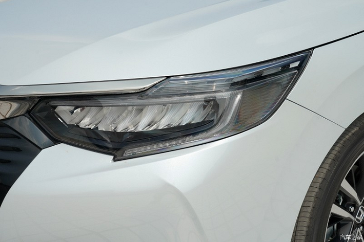 Honda Crider 2022 mới chỉ là phiên bản nâng cấp nhẹ nên không thay đổi quá nhiều trong thiết kế ngoại thất và nội thất. Ở phiên bản 2022, mẫu sedan cỡ B này tiếp tục được áp dụng thiết kế "Solid Wing Face" đặc trưng của thương hiệu Honda. Do đó, trên lưới tản nhiệt vẫn xuất hiện nẹp mạ crôm nối liền với logo hãng. Tuy nhiên, nẹp mạ crôm này được thiết kế rộng hơn và thẳng thớm hơn trước.