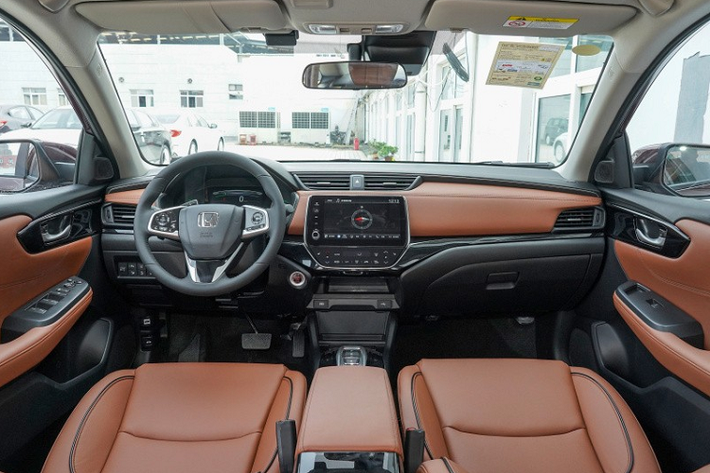 Khác với đầu xe, thiết kế bên sườn của Honda Crider 2022 được bê nguyên từ phiên bản cũ sang. Mẫu sedan cỡ B này vẫn đi kèm đường vai xe kép và bộ vành hợp kim nhôm 5 chấu kép phối 2 màu thể thao. Thiết kế vành la-zăng tất nhiên sẽ thay đổi tùy theo phiên bản.