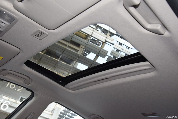 Thứ hai là hệ truyền động hybrid, bao gồm máy xăng 4 xi-lanh, dung tích 1.5L và mô-tơ điện, tạo ra công suất tổng cộng 154 mã lực. Lượng xăng tiêu thụ trung bình của Honda Crider 2022 chỉ dừng ở mức 4 lít/100 km.