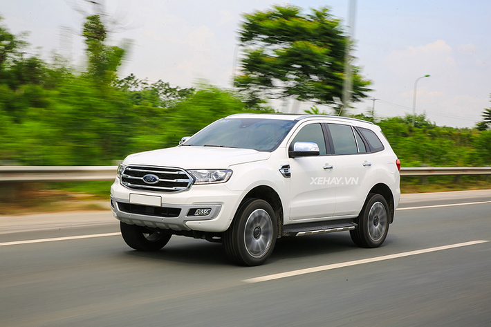 Đối với các mẫu xe SUV, động cơ được nhà sản xuất thiết kế theo dạng nằm dọc nhờ nhiều đặc tính vượt trội. Đối với các mẫu xe SUV, động cơ được nhà sản xuất thiết kế theo dạng nằm dọc nhờ nhiều đặc tính vượt trội. Thứ nhất, động cơ đặt dọc giúp việc phân bố trọng lực đều hơn trên cầu trước và cầu sau, điều này tác động trực tiếp tới khả năng cân bằng của xe. Tiếp tới, động cơ đặt dọc sẽ kết hợp dễ dàng với trục truyền động. Ngoài ra, động cơ đặt dọc còn mang tới lợi ích trông thấy về việc bảo dưỡng xe. Đối với các mẫu xe CUV trong tầm giá 1 tỷ đồng tại thị trường ôtô Việt Nam, đa phần đều đang sử dụng loại động cơ được thiết kế nằm ngang. Với loại động cơ này, các ưu điểm có thể kể tới như sự tối ưu trong cách bố trí khoang máy, chiều dài của phần ca-pô được điều chỉnh ngắn lại giúp tăng khả năng quan sát và chi phí sản xuất được tiết kiệm. Bên cạnh đó, thiết kế động cơ nằm ngang thường xuất hiện trên các mẫu xe sử dụng hệ dẫn động cầu trước.