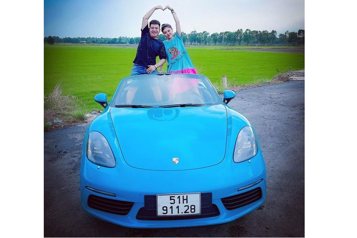 Theo tìm hiểu, lý do khiến anh tậu chiếc Porsche Boxster tặng vợ đơn giản là chỉ vì anh thương vợ và muốn dành một món quà giá trị, có ý nghĩa về cả tính hữu dụng và tinh thần dành cho vợ của mình chứ không nhân một ngày lễ gì hay một ngày kỷ niệm gì đặc biệt.