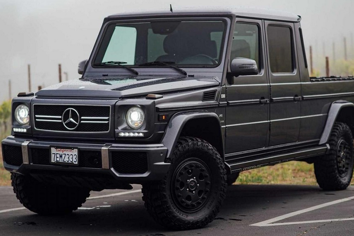  Mercedes-Benz G-Class đắt tiền là một trong những mẫu xe yêu thích nhất của giới nghệ sĩ và người nổi tiếng. Tuy nhiên, mẫu SUV hạng sang này không phải chỉ để làm cảnh mà lại khá mạnh mẽ và có khả năng off-road ấn tượng nhờ cấu trúc khung gầm sát-xi rời. Trên thực tế, Mercedes-Benz G-Class ban đầu vốn được phát triển như một mẫu xe quân sự.