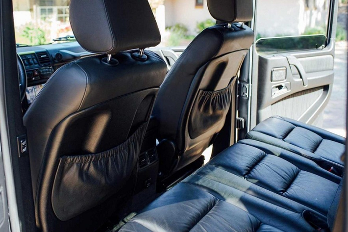 Trong khi đó, trục sau được dịch chuyển về phía sau để phù hợp với kiểu dáng bán tải. Trục láp đặt hàng riêng cũng được lắp thêm lên xe. Bên trong chiếc xe bán tải độ là không gian nội thất vẫn sang trọng như ban đầu. Hai hàng ghế của xe đều được bọc da trong khi vô lăng ốp gỗ. Ngoài ra, xe còn có thêm hệ thống camera 360 độ mới.