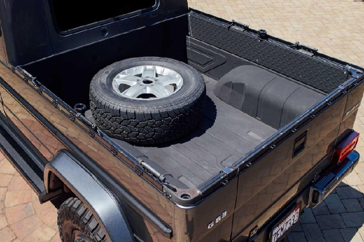 Theo người rao bán, chiếc xe bán tải này được phát triển dựa trên Mercedes-Benz G500 Grand Edition đời 2005. Đây cũng chính là chiếc Mercedes-Benz G500 Grand Edition 2005 đầu tiên được bán ở bang California.