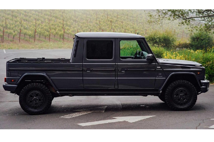 Chiếc SUV hạng sang đã được bán cho chủ sở hữu hiện tại vào năm 2014. Người này sau đó đã chuyển chiếc Mercedes-Benz G500 Grand Edition đến Hà Lan để công ty ikWILeenG độ lại thành xe bán tải.