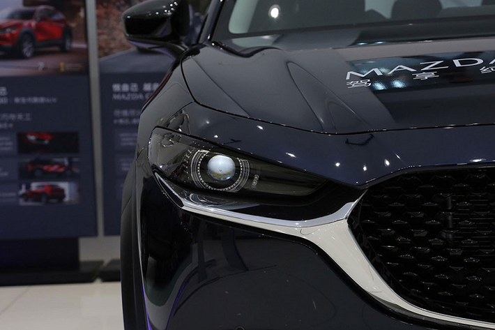 Cụm pin này được hàn bên dưới gầm của Mazda CX-30 EV, làm giảm chiều cao gầm của xe. Điều này không thực sự lý tưởng cho những con đường tại Trung Quốc. Để đảm bảo chiều cao gầm phù hợp cho xe, hãng Mazda đã dùng đến hệ thống treo nâng cao gầm. Ngoài ra, hãng Mazda còn bổ sung nẹp nhựa màu đen xung quanh thân xe nhằm che giấu cụm pin.