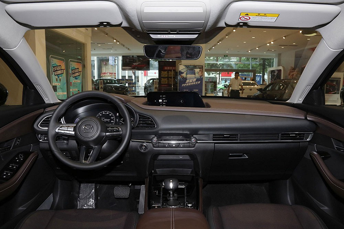 Tiếp đến là kính cửa sổ của xe khá hẹp với nẹp mạ crôm, baga nóc và cửa sổ trời. Đằng sau, Mazda CX-30 EV được trang bị đèn hậu LED giống CX-30. Trong khi đó, cản sau của xe được thiết kế mới theo phong cách tương đồng với cản trước.