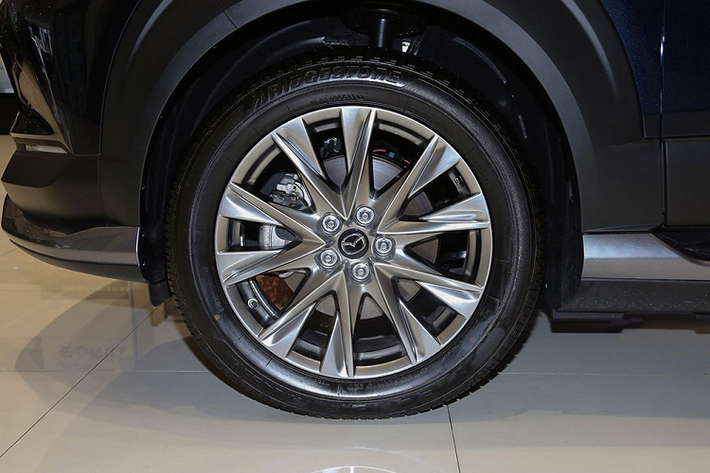 Bên ngoài, Mazda CX-30 EV có thiết kế khá giống với CX-30 dùng động cơ đốt trong thông thường. Trên đầu xe, mẫu ô tô điện này được trang bị lưới tản nhiệt màu đen cỡ lớn với nẹp mạ crôm sáng bóng bao quanh. Vì Mazda CX-30 EV là ô tô điện nên lưới tản nhiệt này bị đóng kín hoàn toàn và chỉ có tác dụng làm đẹp cho xe.