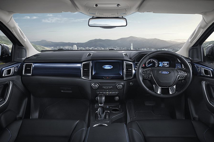 mẫu xe SUV Ford Everest Sport được định vị là phiên bản thể thao nằm giữa hai bản Ambiente và Titanium. Chính vì vậy, phiên bản này sẽ mang một vài khác biệt như đối với khu vực ngoại thất, các chi tiết gồm mặt ca-lăng, cản trước/sau, giá nóc, gương chiếu hậu, mâm xe 20 inch đều được sơn màu đen. Kèm theo đó, phiên bản Sport cũng được trang bị hệ thống đèn chiếu sáng dạng Bi-LED như bản Titanium.