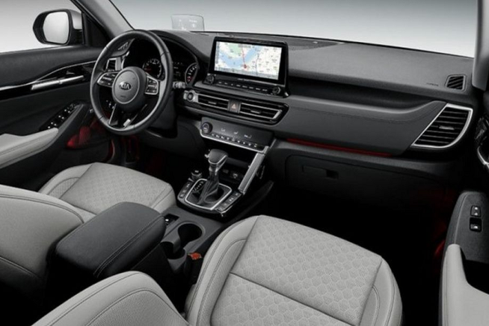 Đối với khoang cabin, Kia Seltos Gravity Edition 2021 được bán ra với trang bị ghế bọc da màu xám, trang bị này sẽ không xuất hiện trên bản thông thường.