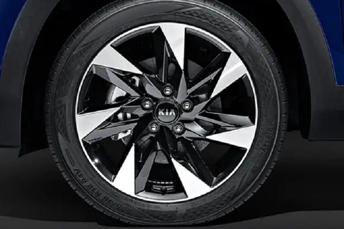 Một số trang bị tiện nghi khác của xe gồm hệ thống âm thanh cao cấp từ Bose, sạc không dây, điều hoà tự động, cửa sổ trời, khởi động từ xa hay đèn pha tự động và chức năng hỗ trợ giữ làn.