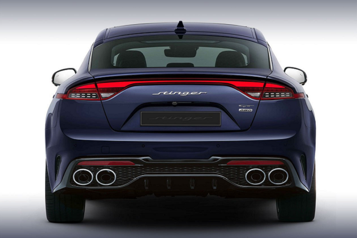 Đuôi xe có đèn hậu LED họa tiết mới. Chiếc sedan của Kia được trang bị bộ mâm hợp kim 19 inch mới. Ngoài ra, Kia còn cung cấp thêm màu sơn xanh Ascot Green cho Stinger facelift.