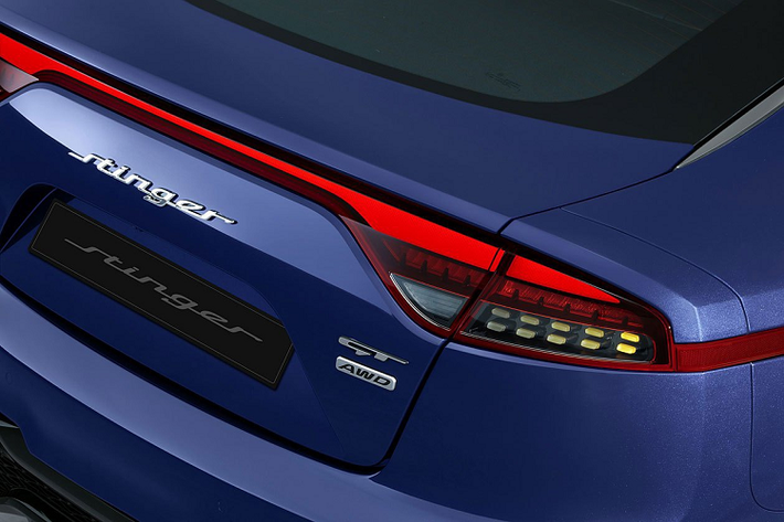 Ở đời 2022, Stinger được loại bỏ bản GT cơ bản, chỉ còn GT1 và GT2. Hai phiên bản này sử dụng động cơ tăng áp kép V6 3.3L, sản sinh công suất 368 mã lực và mô-men xoắn 510 Nm. Sự khác biệt chính của 2 phiên bản này đến từ hệ thống treo điện tử, hệ thống âm thanh, ghế ghi nhớ vị trí…