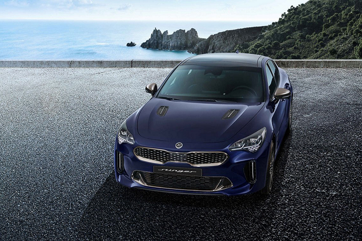 So với đời trước, mẫu xe thể thao Kia Stinger 2022 facelift được thay đổi khá nhiều. Ở ngoại thất, Stinger 2022 có lưới tản nhiệt mũi hổ mới, đèn chiếu sáng LED tích hợp dải đèn LED daylight.