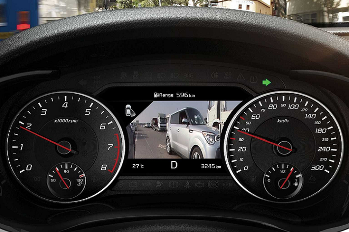 Ở phiên bản tiêu chuẩn, Stinger 2022 được trang bị màn hình đa thông tin LCD 4,2 inch thay cho loại TFT 3,5 inch trước đây. Màn hình thông tin giải trí được nâng từ 7 inch lên 8 inch, hỗ trợ kết nối Apple CarPlay và Android Auto. Khách hàng có thể tùy chọn màn hình kích thước 10,25 inch hỗ trợ cảm ứng.