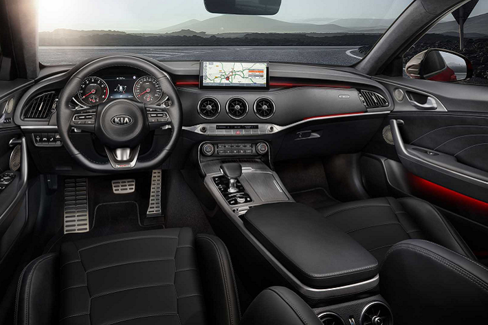 Bố cục tổng thể của nội thất không thay đổi nhiều. Kia nâng cấp về vật liệu để mang đến không gian sang trọng hơn. Trên bản cao cấp, Stinger 2022 được trang bị ghế da Nappa hoặc da lộn đi kèm dây an toàn màu đỏ. Chiếc sedan còn có đường chỉ khâu tương phản mới trên bảng táp-lô và cửa. Vật liệu nhôm sáng xuất hiện ở khu vực điều khiển trung tâm.