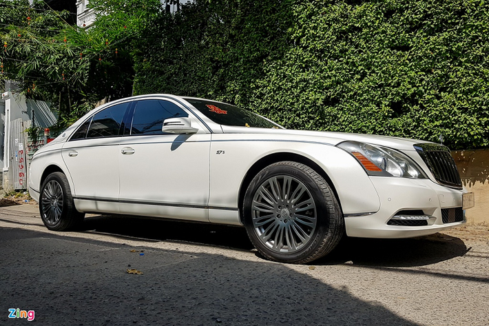 Maybach 57S sở hữu màu sơn trắng khá hiếm gặp tại Việt Nam. Đây là mẫu xe siêu sang từng được sản xuất để đối đầu trực tiếp với Rolls-Royce Ghost, Bentley Continental Flying Spur...