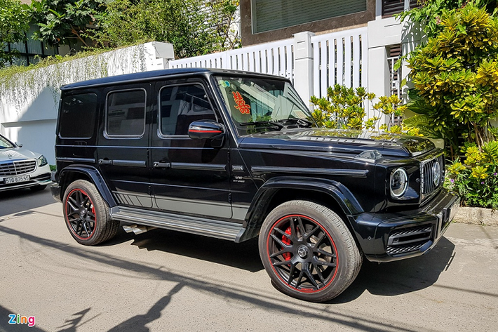 Một số chi tiết nổi bật của xe so với phiên bản tiêu chuẩn như mâm đa chấu 22 inch màu đen mờ, bộ tem Edition One chạy dọc 2 bên thân xe, viền đỏ ở nhiều vị trí ngoại thất và nội thất, ốp carbon đen-đỏ... Nếu muốn sở hữu bộ mâm này, khách hàng phải bỏ ra thêm 400 triệu đồng khi đặt mua AMG G 63 chính hãng.