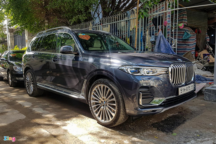 Mẫu SUV hạng sang BMW X7 cũng được sử dụng cho dàn rước dâu. BMW X7 được nhiều đại lý tư nhân cũng như nhà nhập khẩu chính hãng mang về Việt Nam với mức giá khoảng 7 tỷ đồng. Đối thủ chính của mẫu xe này là Mercedes-Benz GLS-Class, Lexus LX570...