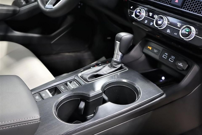 Về động cơ, Honda Civic 2022 có 2 lựa chọn động cơ xăng 4cyl DOHC i-VTEC 1.5L tăng áp và 2.0L hút khí tự nhiên. Trong đó, máy xăng 2.0L cho công suất 158 mã lực tại 6.500 vòng/phút và mô-men xoắn cực đại 188Nm tại 4.200 vòng/ phút.