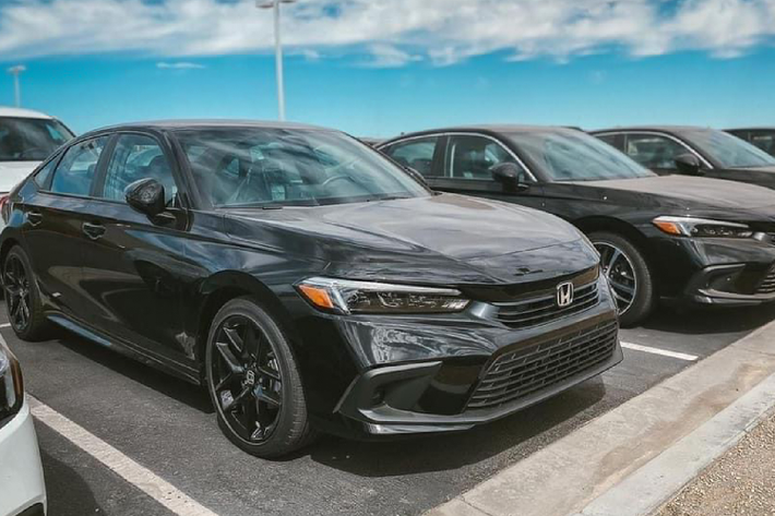 Khác biệt với những hình ảnh mà Honda cung cấp tại thời điểm ra mắt, hình ảnh thực tế của Honda Civic 2022 mới đẹp mắt hơn nhiều, khi thiết kế mới của Civic 2022 được pha trộn giữa phong cách hiện đại và cổ điển.