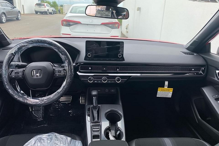 Ở phiên bản tiêu chuẩn, Honda Civic 2022 trang bị cảm ứng màu 7 inch tiêu chuẩn mới tích hợp Apple CarPlay và Android Auto.Bảng điều khiển trung tâm Honda Civic 2022 mới mang thiết kế đa tầng với điểm nhấn trang trí kiểu lưới tổ ong mới bản cao cấp, bảng điều khiển thiết kế phẳng tăng cường tầm quan sát. Nội thất tập trung vào người lái hơn trước. Xe được trang bị đồng hồ hỗ trợ lái với màn hình LCD.