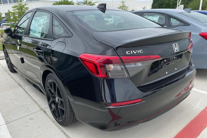 Đèn hậu LED được thiết kế tinh tế và hiệu quả về mặt khí động học. Hệ thống đèn LED được sử dụng nhiều cho ngoại thất, bao gồm đèn pha, LED ban ngày và đèn sương mù. Theo Honda, Civic sẽ có 8 màu ngoại thất, 3 trong số đó là màu mới: Xám thiên thạch, Xám ngọc trai và Xanh kim loại.