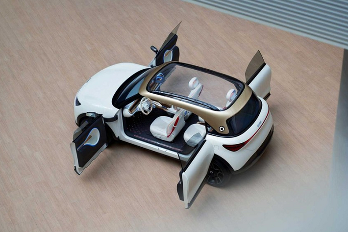 Nhà sản xuất hứa hẹn xe mới sẽ hỗ trợ công nghệ sạc nhanh và cập nhật phần mềm từ xa, cùng với một hệ thống thông tin giải trí thế hệ tiếp theo và cự li di chuyển xa. Smart cũng nói rằng phiên bản sản xuất sẽ được hưởng lợi từ "khả năng xử lý năng động cao nhất", điều này cho thấy Daimler và Geely muốn mang lại cho công ty đang gặp khó khăn sức hấp dẫn của một thương hiệu lớn mạnh.