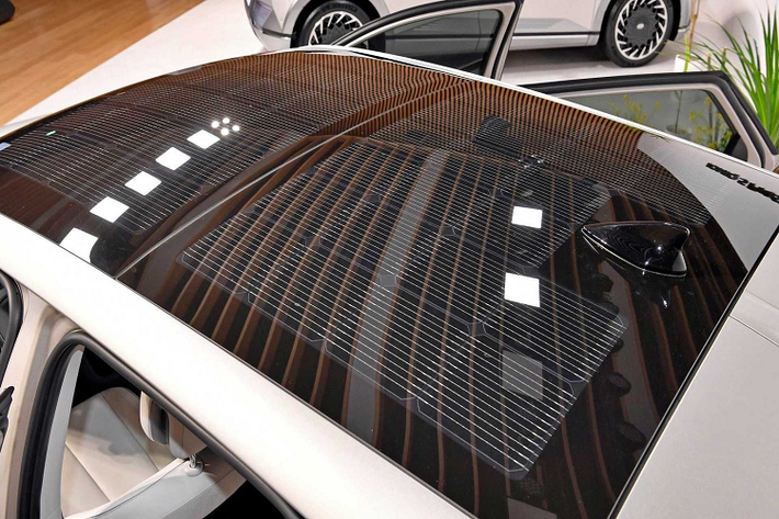 Ioniq 5 là mẫu xe điện đầu tiên ra mắt dưới thương hiệu Ioniq của Hyundai. Hyundai Ionig 5 trông khác biệt gần như hoàn toàn so với những mẫu xe Hàn trước đây. Đây cũng là mẫu xe điện đầu tiên của Hyundai ứng dụng nền tảng E-GMP mới - cũng là nền tảng của Kia EV6 mới ra mắt.