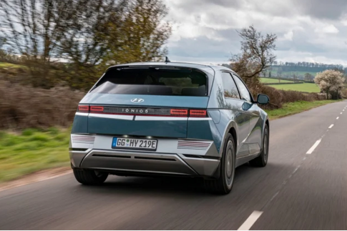 Một tính năng nổi bật khác của Hyundai Ioniq 5 2022 là chức năng Vehicle-to-Load (V2L) cho phép chủ sở hữu sạc các thiết bị điện của họ như laptop, thiết bị cắm trại, xe máy điện và xe đạp điện bằng cách sử dụng năng lượng từ pin của xe.