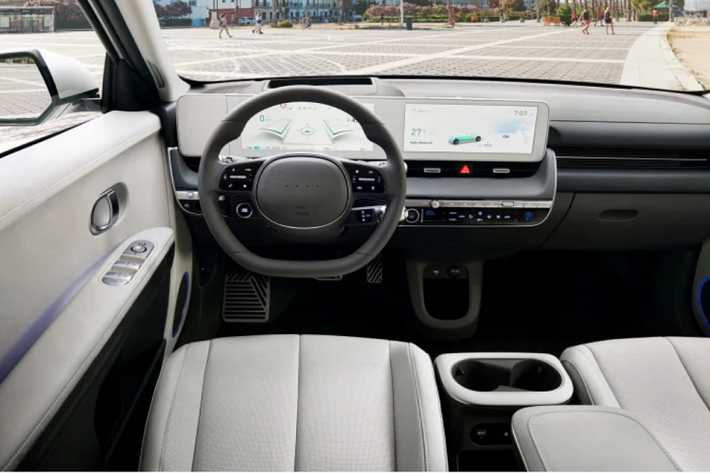 Trong đó, Hyundai Ioniq 5 2WD chạy điện có công suất 214 mã lực và mô-men xoắn 350 Nm, nhờ đó xe có thể tăng tốc từ 0-100 km/h trong 7,4 giây. Phiên bản này có tầm hoạt động 451 km. Ioniq 5 AWD có công suất 302 mã lực và mô-men xoắn 605 Nm, xe có thể tăng tốc từ 0-100 km/h trong 5,2 giây. Phiên bản này có tầm hoạt động 430 km.