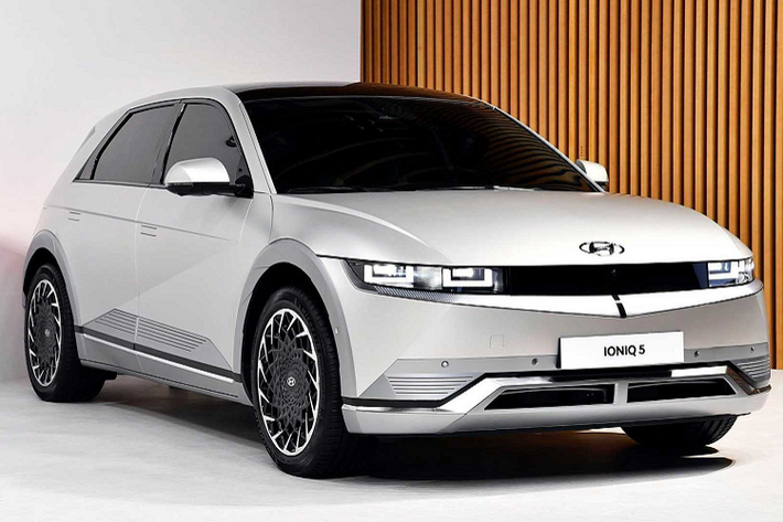 Nhờ đó, Ioniq 5 sở hữu cấu trúc điện kép 400V/800V tiên tiến bậc nhất, cho phép Ioniq 5 2022 tương thích bộ sạc nhanh DC 350kW với tốc độ sạc từ 10 - 80% chỉ trong 18 phút. Với bộ sạc tiêu chuẩn 10,9 kW, thời gian sạc đầy mất 6 giờ 43 phút với mức sạc cấp 2.