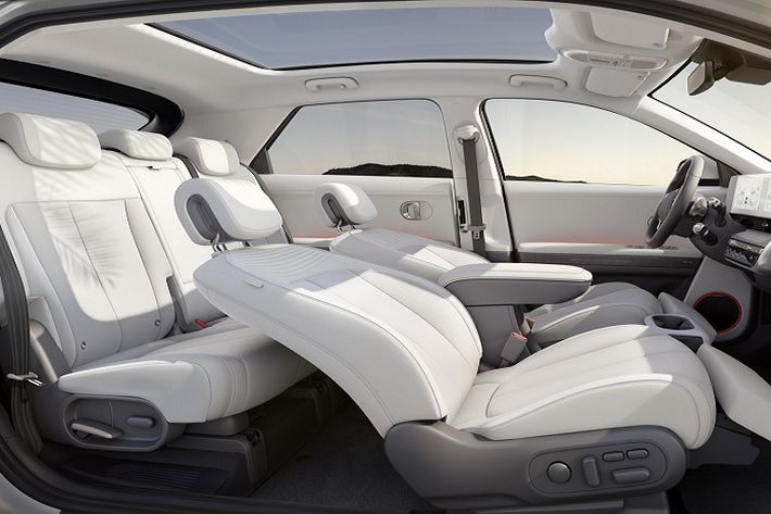 Giá của Hyundai Ioniq 5 được xem là khá cạnh tranh khi so sánh với Tesla Model 3, bắt đầu từ 59.900 đô la Úc (991 triệu đồng). Tất nhiên, Ioniq 5 không phải là đối thủ trực tiếp của Model 3, vì nó lớn hơn nhiều và nội thất cũng rộng hơn. Tuy nhiên, vì thị trường xe điện vẫn còn ít lựa chọn nên 2 mẫu xe này có thể đặt lên bàn cân khi khách hàng cân nhắc mua xe.