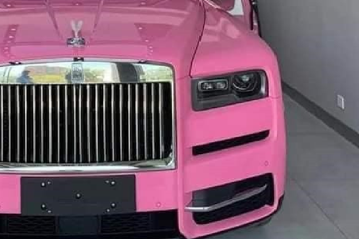 Hình ảnh chiếc SUV siêu sang Rolls-Royce Cullinan màu hồng được chia sẻ rất nhiều trên các diễn đàn về xe trong nước, chiếc xe SUV Rolls-Royce Cullinan này khiến nhiều chị em ở Việt Nam sẽ rất mê mệt trong thời gian tới.