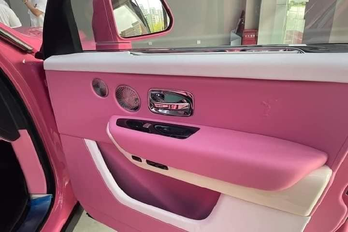 Chiếc SUV siêu sang Rolls-Royce Cullinan mang màu hồng này thuộc bản bốn chỗ ngồi, điều này đồng nghĩa hàng ghế sau sẽ có hai ghế ngồi kiểu độc lập và thương gia theo gói tuỳ chọn Individual Seat. Ở giữa hai hàng ghế này có bệ tỳ tay, tủ lạnh, hai chiếc ly và rượu champagne cùng một số tuỳ chọn khác. Ngoài ra, hãng xe siêu sang đến từ Anh quốc còn mang một tuỳ chọn rất hấp dẫn cho những người yêu thích phong cảnh chính là bộ ghế ngồi phía sau khoang hành lý mang tên gọi View Suite.