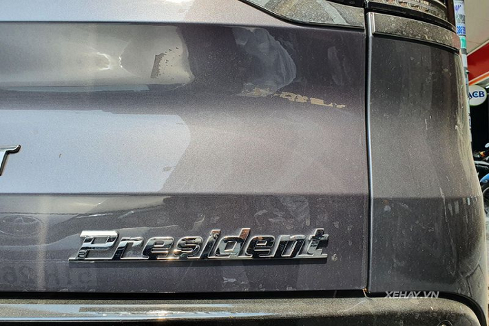 Vừa qua, đã có một chiếc VinFast President màu xám Gun Metal độc đáo xuất hiện trên phố, chiếc xe lập tức thu hút sự chú ý của mọi người xung quanh. Khác với những chiếc President màu đen chúng ta từng thấy, President màu xám này không có nhiều các chi tiết màu vàng đồng ngoại trừ logo VinFast ở đầu và đuôi xe