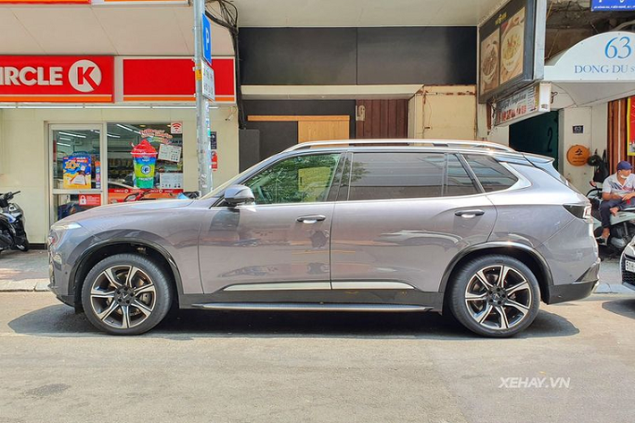 Về cơ bản, President không có nhiều thay đổi so với đàn em LUX SA2.0, chỉ là chiếc SUV hàng đầu VinFast có kích thước lớn hơn chút (5.146 x 1.987 x 1.760 mm), giá nóc lớn hơn và mặt ca-lăng dạng tổ ong khoẻ khoắn.