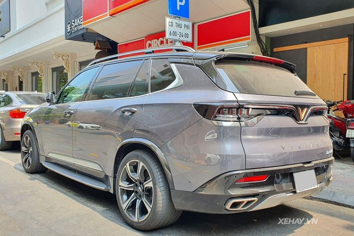 Về giá xe VinFast President, ngay từ thời điểm ra mắt, VinFast đã công bố ưu đãi dành cho 100 khách hàng đầu tiên đặt mua xe sẽ được hưởng mức giá ưu đãi đặc biệt là 3,8 tỷ đồng, thấp hơn đáng kể so với mức giá niêm yết tới 4,6 tỷ đồng.